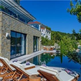 4 Bedroom Villa with Pool, Sumartin, sleeps 8